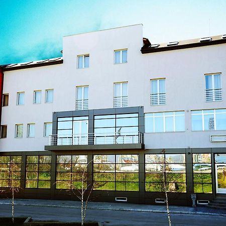Garni Hotel Crystal Ice Nis Bagian luar foto