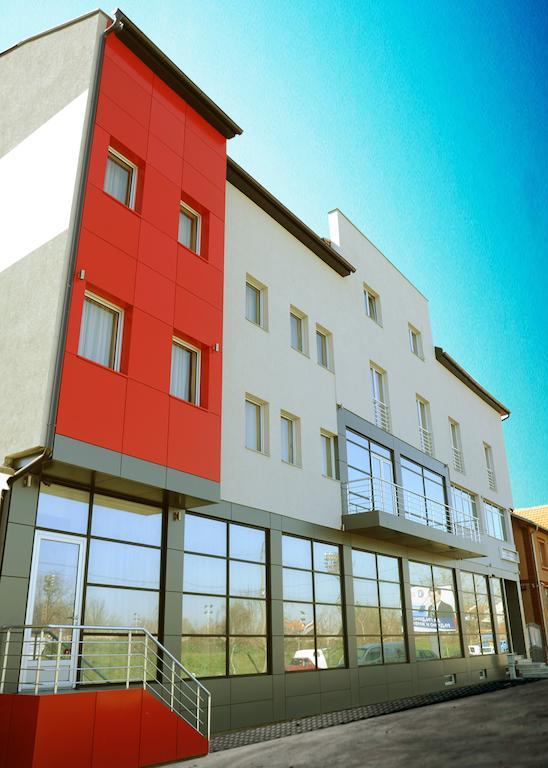 Garni Hotel Crystal Ice Nis Bagian luar foto